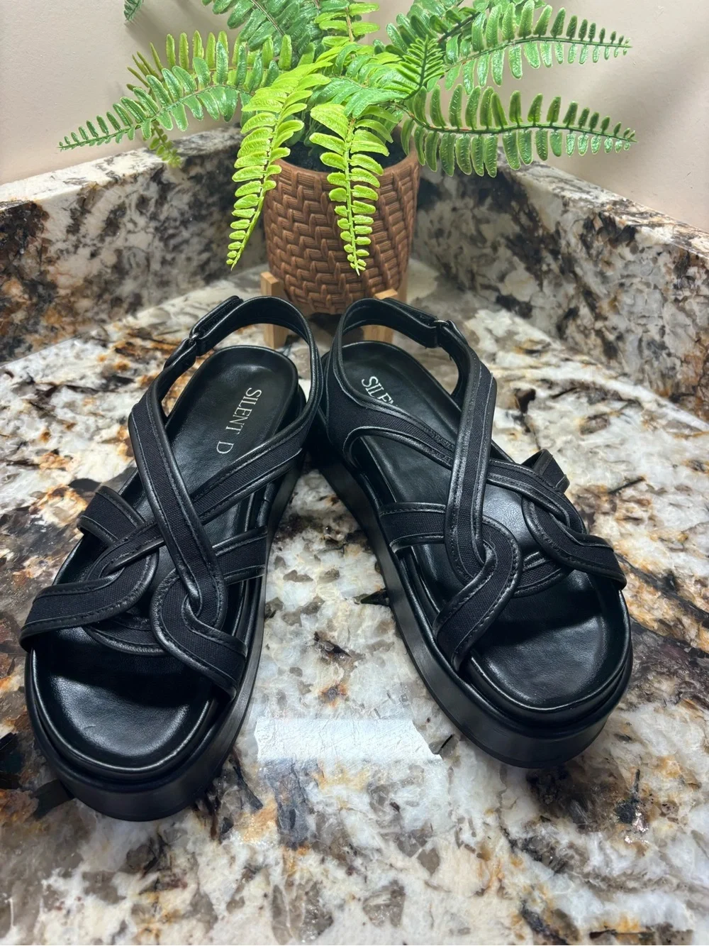 Silent D chic black